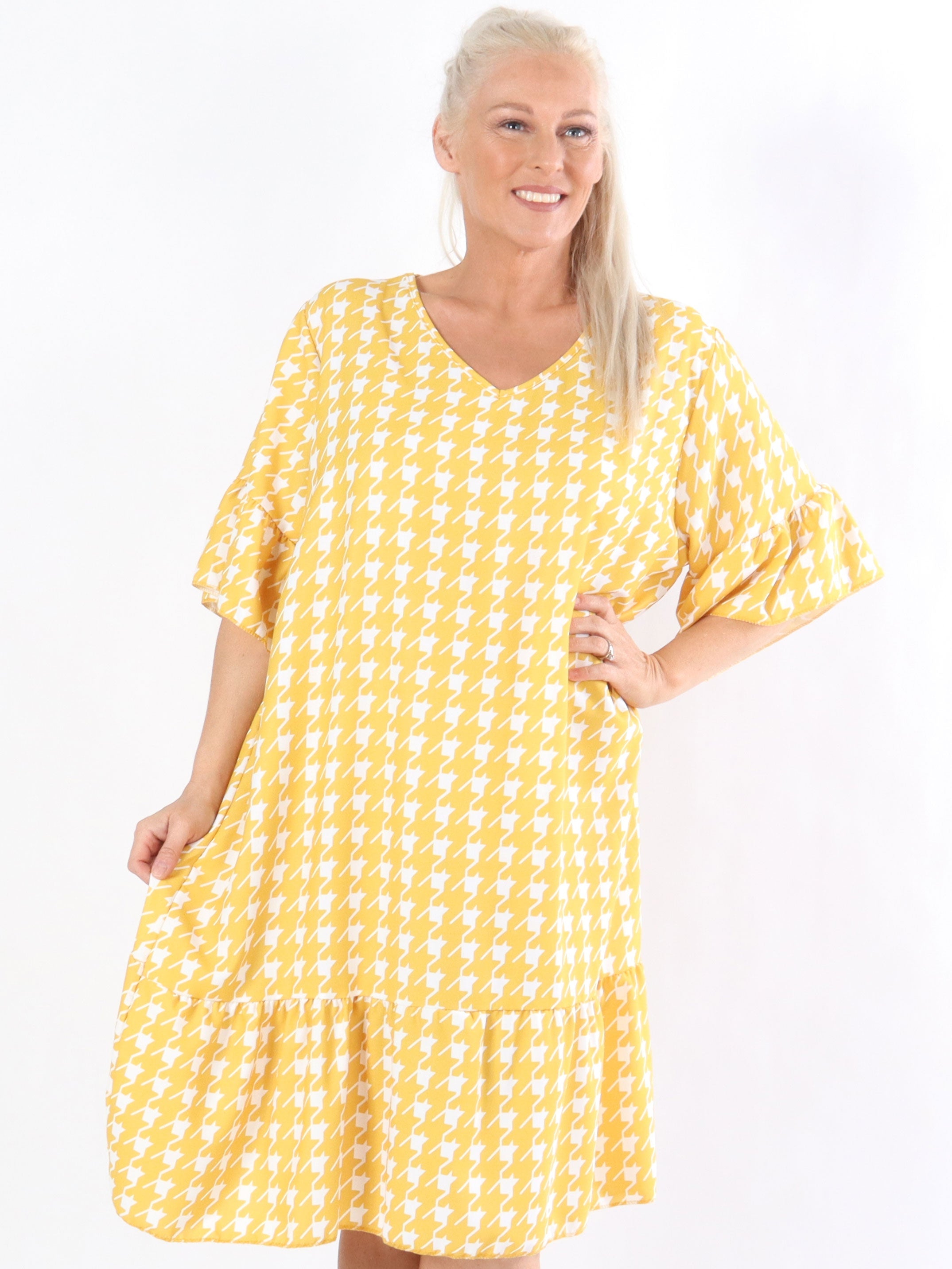 Samantha - Rutig klänning med ruffle kant på ärmen